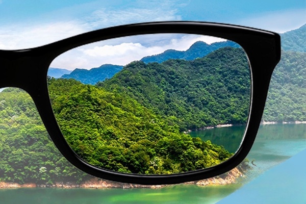 Scratch-resistant Crizal UV eyeglass lenses